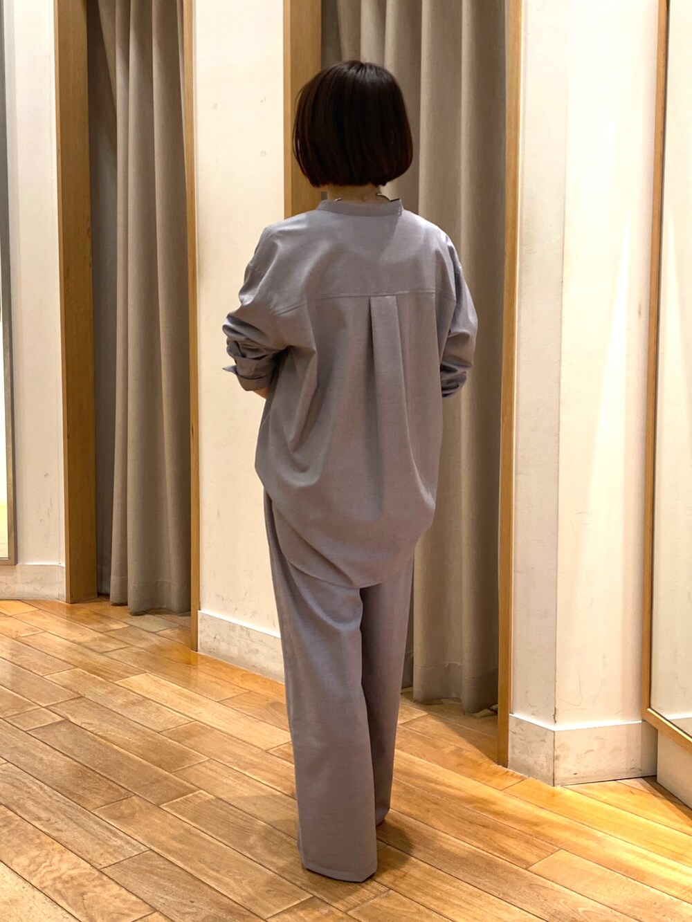 グレー系のシャツ/ブラウス、ブラック系のタンクトップ、グレー系のその他パンツを着用したレディースの春コーディネートの6枚目の写真