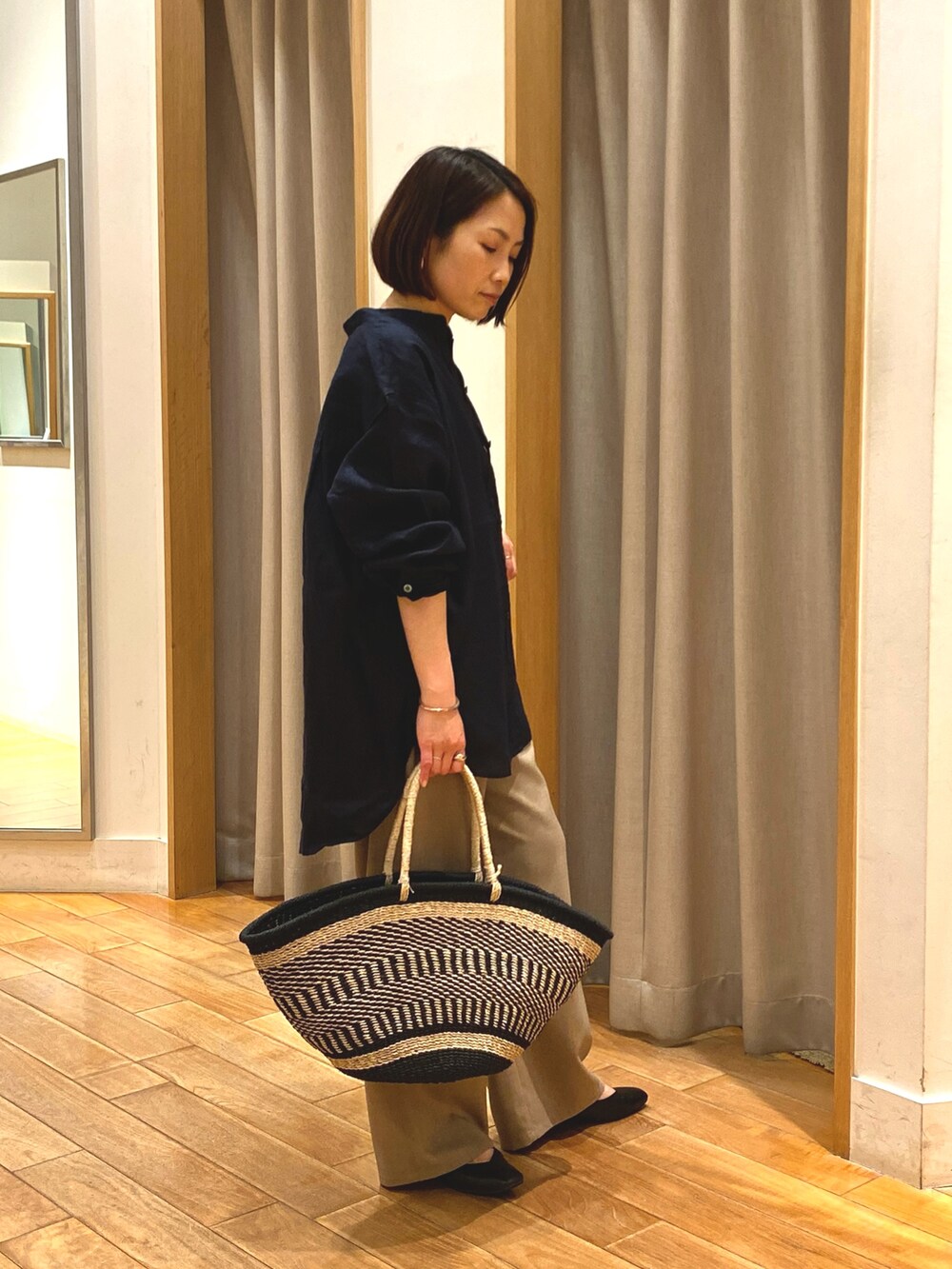 ブルー系のシャツ/ブラウス、グレー系のタンクトップ、ベージュ系のその他パンツを着用したレディースの春コーディネートの3枚目の写真