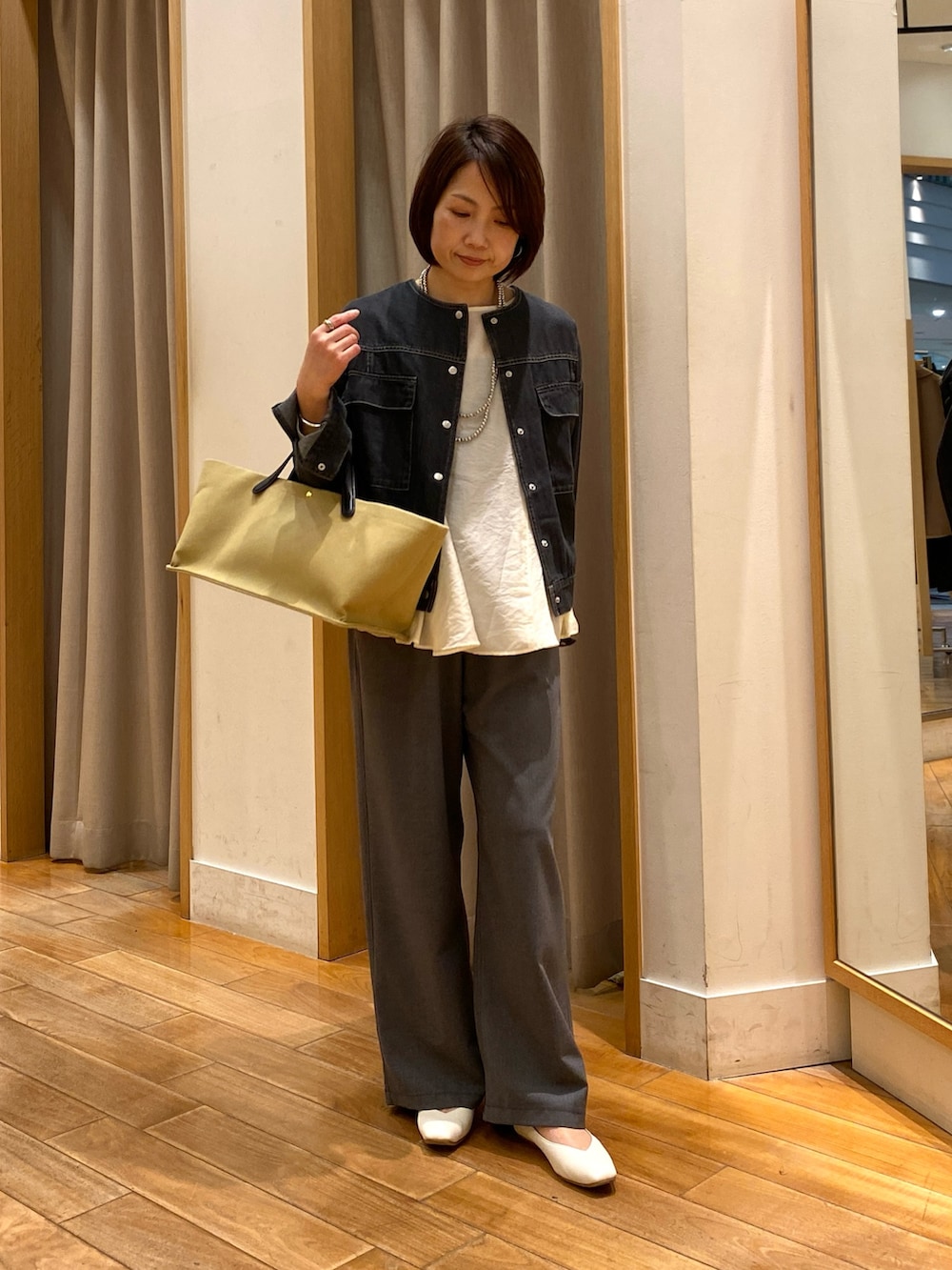 グレー系のその他パンツ、ホワイト系のシャツ/ブラウス、ブラック系のノーカラージャケットを着用したレディースの春コーディネートの2枚目の写真