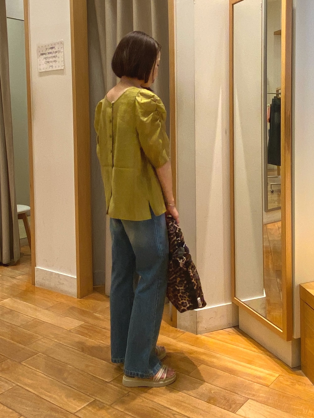 ブルー系のデニムパンツ、イエロー系のシャツ/ブラウスを着用したレディースの夏コーディネートの4枚目の写真