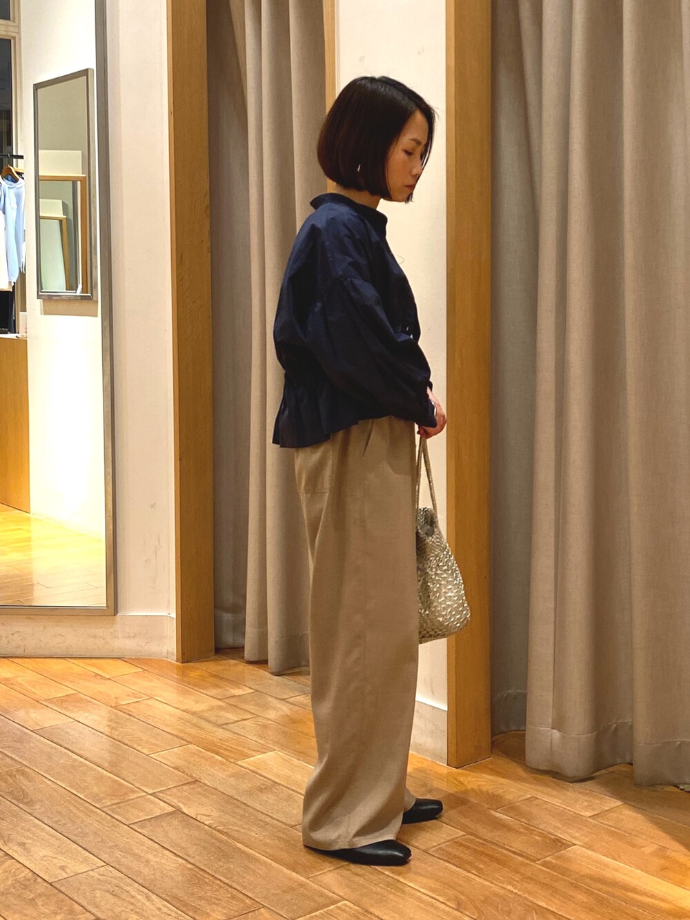 ホワイト系のタンクトップ、ブルー系のシャツ/ブラウス、ベージュ系のその他パンツを着用したレディースの春コーディネートの3枚目の写真