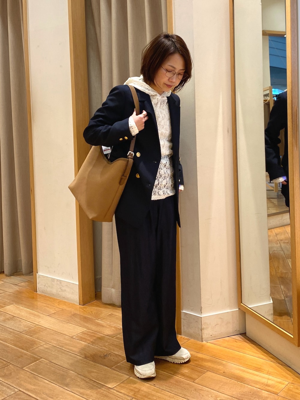 ブラウン系のショルダーバッグ、ホワイト系のTシャツ/カットソー、ブルー系のテーラードジャケットを着用したレディースの春コーディネートの5枚目の写真