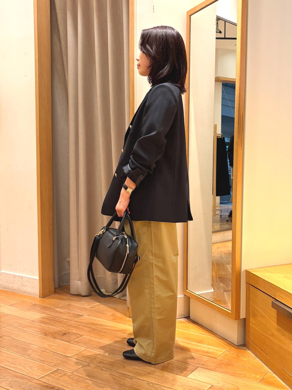 ベージュ系のその他パンツ、ブルー系のテーラードジャケット、ホワイト系のTシャツ/カットソーを着用したレディースの秋コーディネートの6枚目の写真