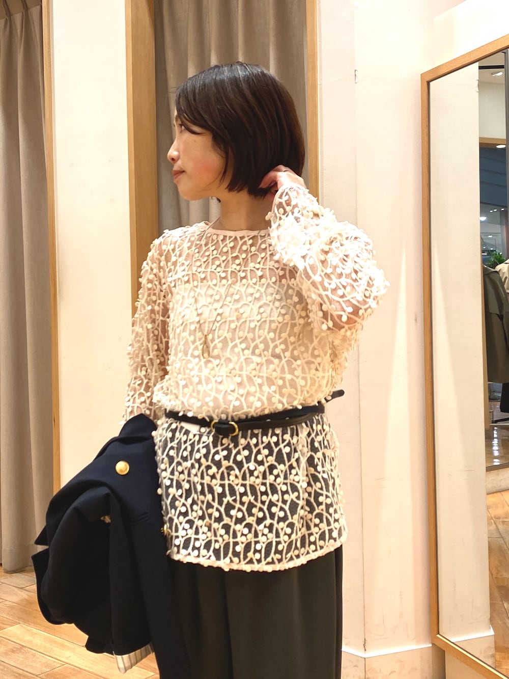 グレー系のその他パンツ、ブラック系のショルダーバッグ、ホワイト系のシャツ/ブラウスを着用したレディースの春コーディネートの8枚目の写真