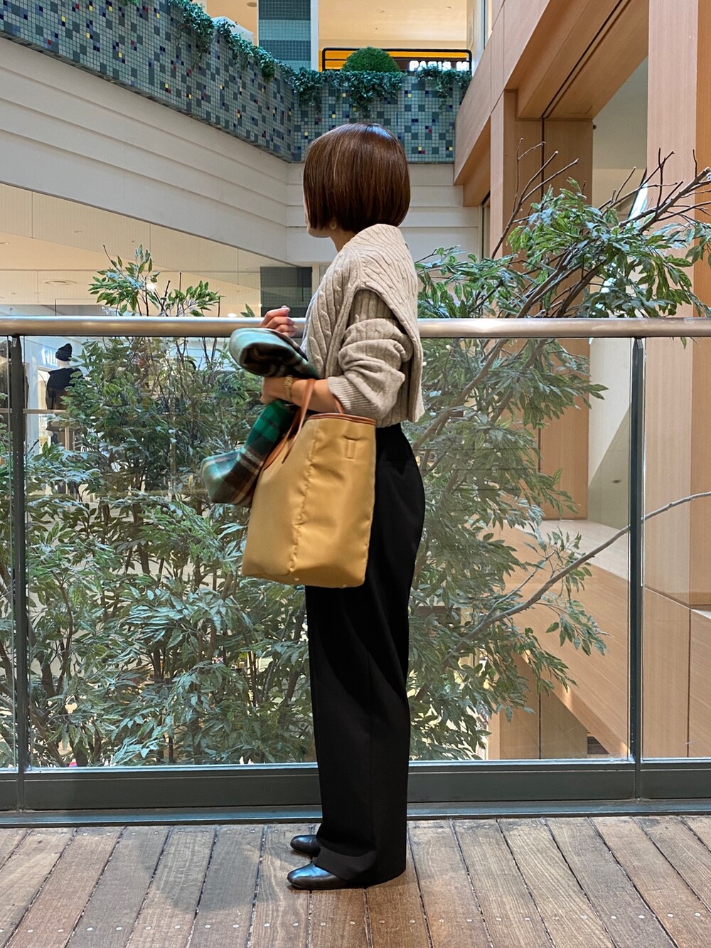 グレー系のニット/セーター、グレー系のニット/セーター、イエロー系のショルダーバッグを着用したレディースの秋コーディネートの4枚目の写真