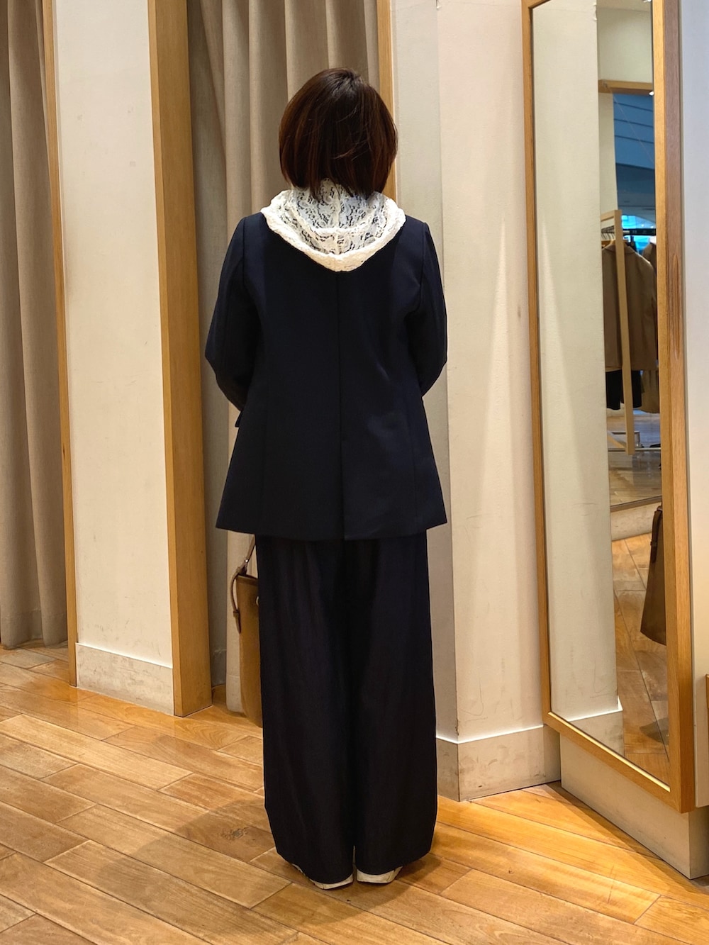 ブラウン系のショルダーバッグ、ホワイト系のTシャツ/カットソー、ブルー系のテーラードジャケットを着用したレディースの春コーディネートの8枚目の写真