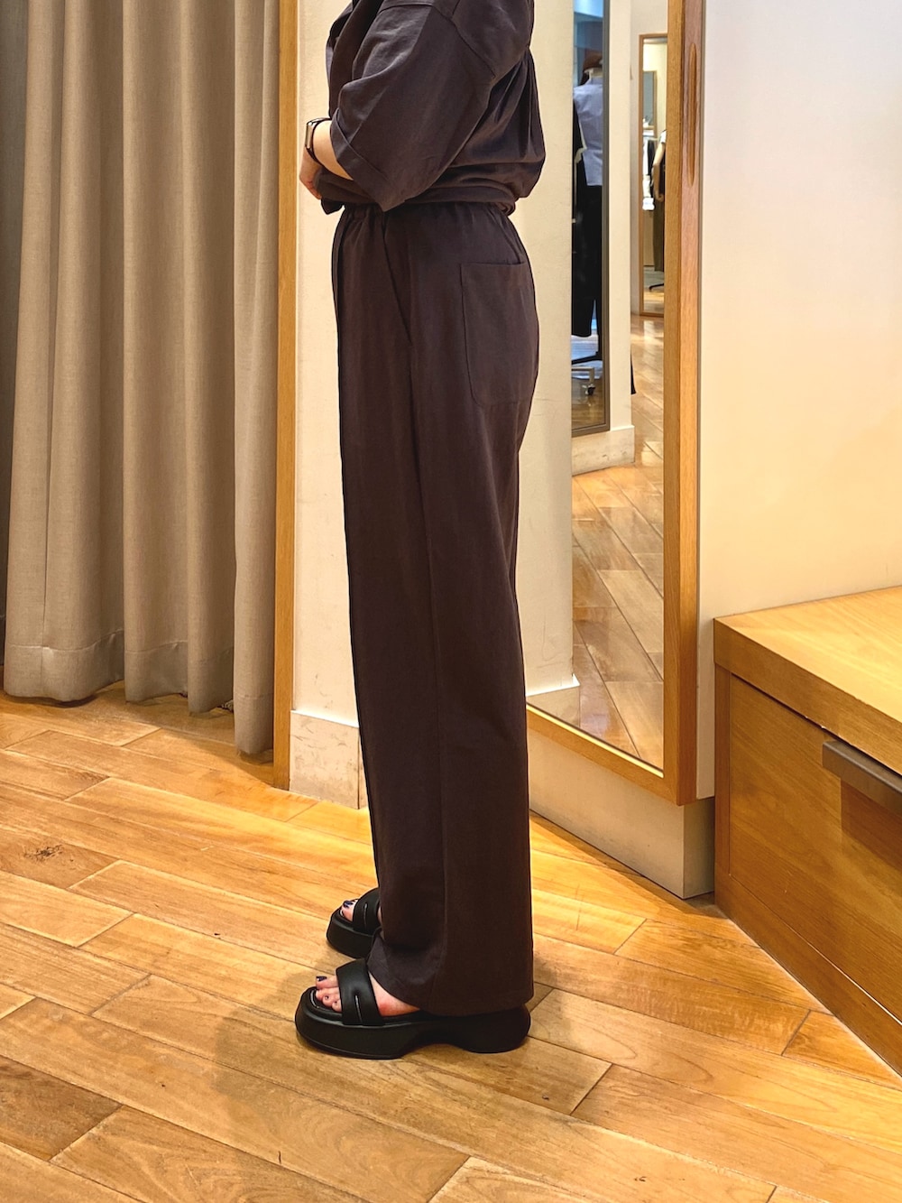グレー系のその他パンツ、ホワイト系のトートバッグ、グレー系のシャツ/ブラウスを着用したレディースの夏コーディネートの10枚目の写真