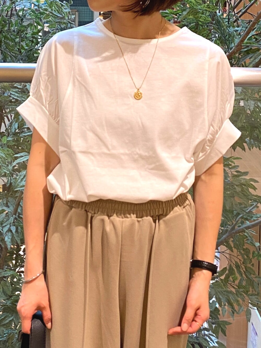 ホワイト系のTシャツ/カットソー、ブラック系のその他パンツ、ブラック系のショルダーバッグを着用したレディースの夏コーディネートの6枚目の写真