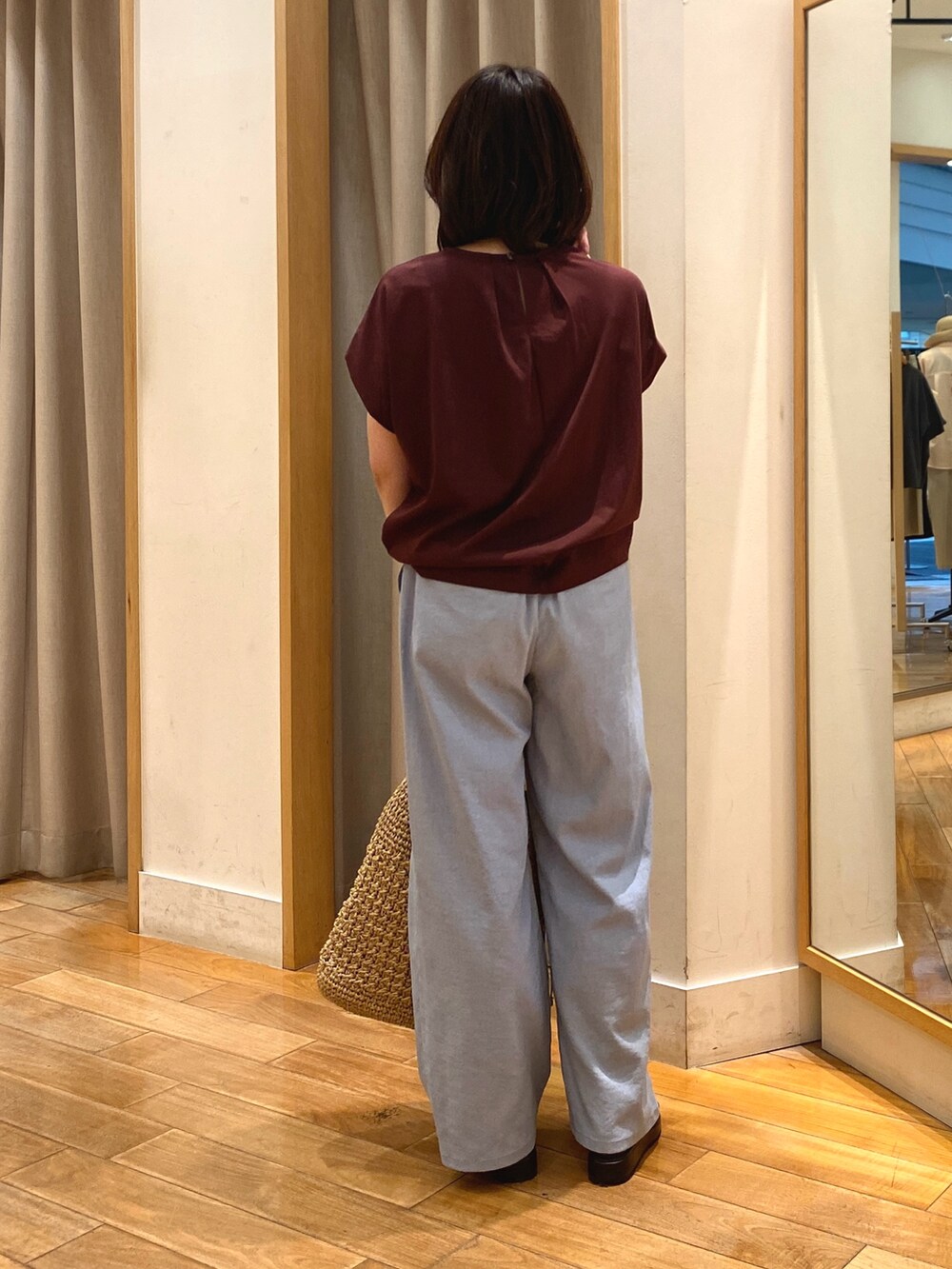 ブラウン系のTシャツ/カットソー、ブラック系のショルダーバッグ、ゴールド系のネックレスを着用したレディースの夏コーディネートの7枚目の写真