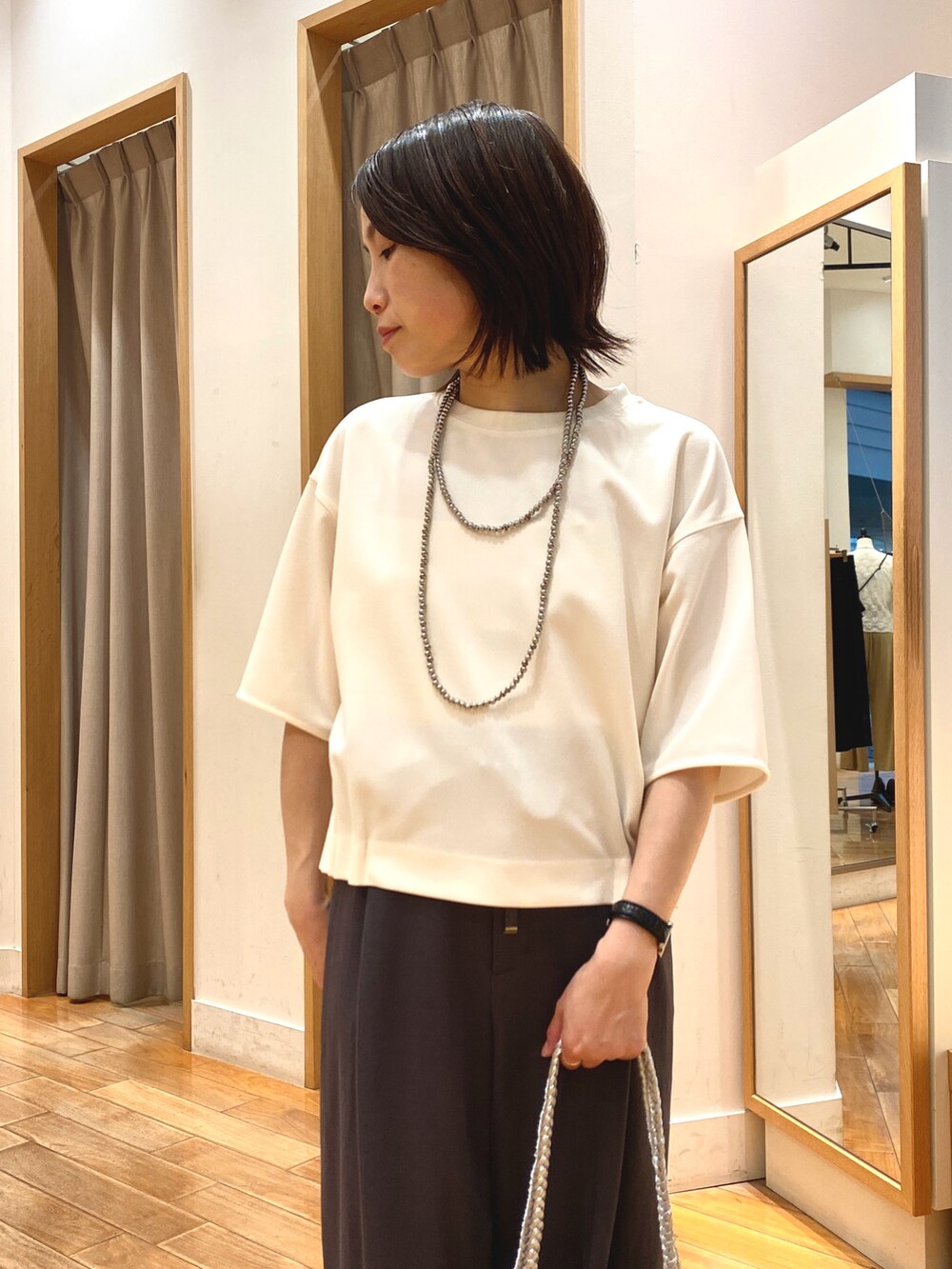 ホワイト系のTシャツ/カットソー、シルバー系のトートバッグ、グレー系のその他パンツを着用したレディースの春コーディネートの2枚目の写真