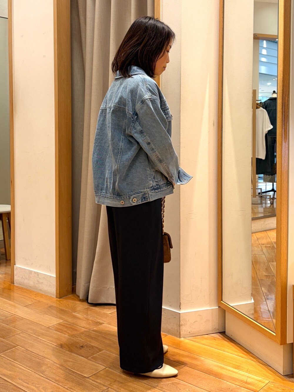 ブラック系のその他パンツ、ブルー系のデニムジャケット、ブラウン系のニット/セーターを着用したレディースの夏コーディネートの6枚目の写真