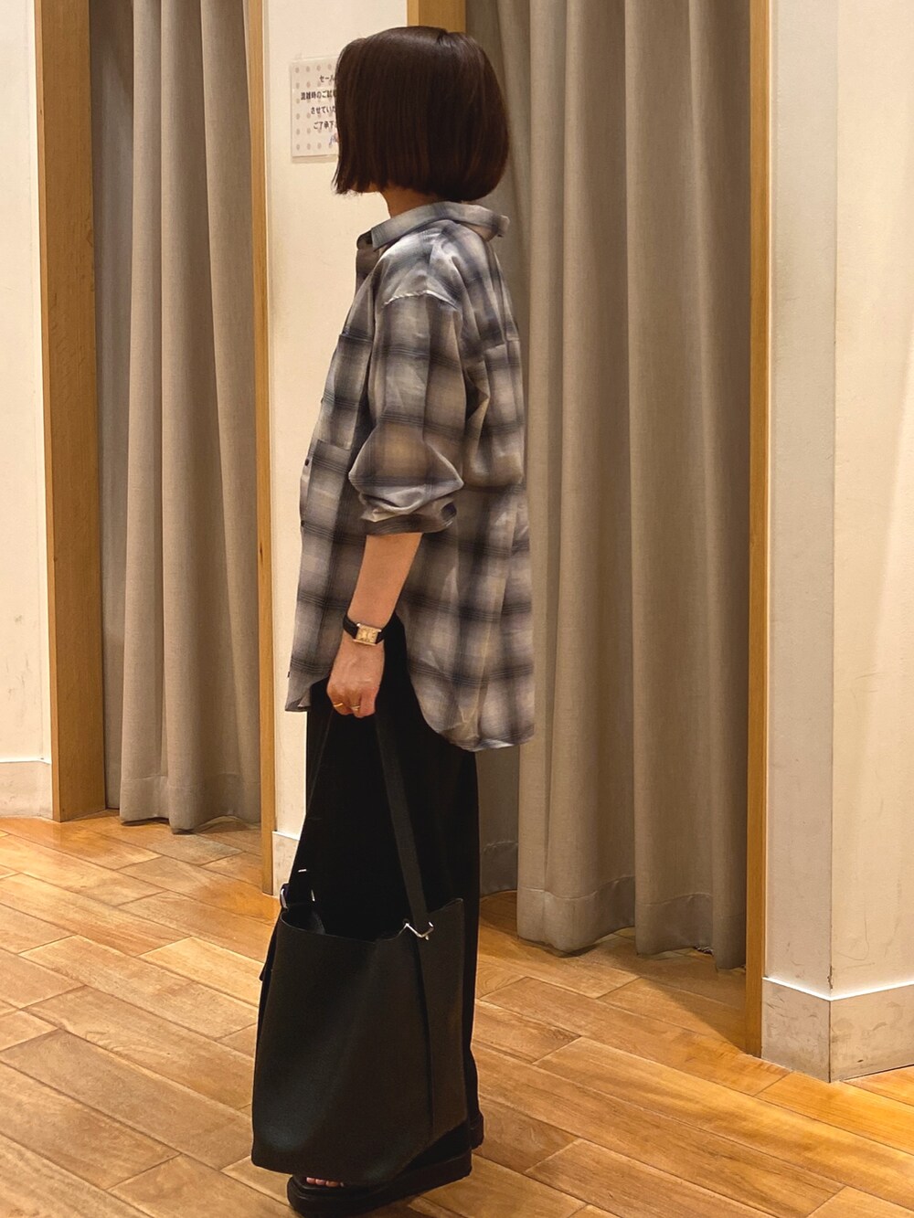 グレー系のシャツ/ブラウス、グレー系のTシャツ/カットソー、ブラック系のショルダーバッグを着用したレディースの夏コーディネートの4枚目の写真