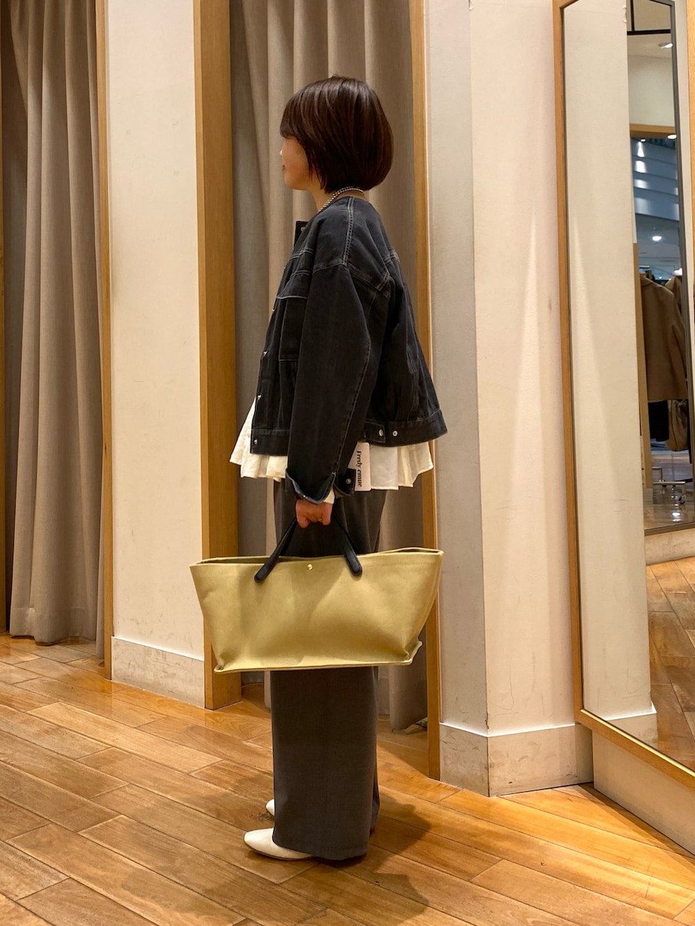 グレー系のその他パンツ、ホワイト系のシャツ/ブラウス、ブラック系のノーカラージャケットを着用したレディースの春コーディネートの5枚目の写真