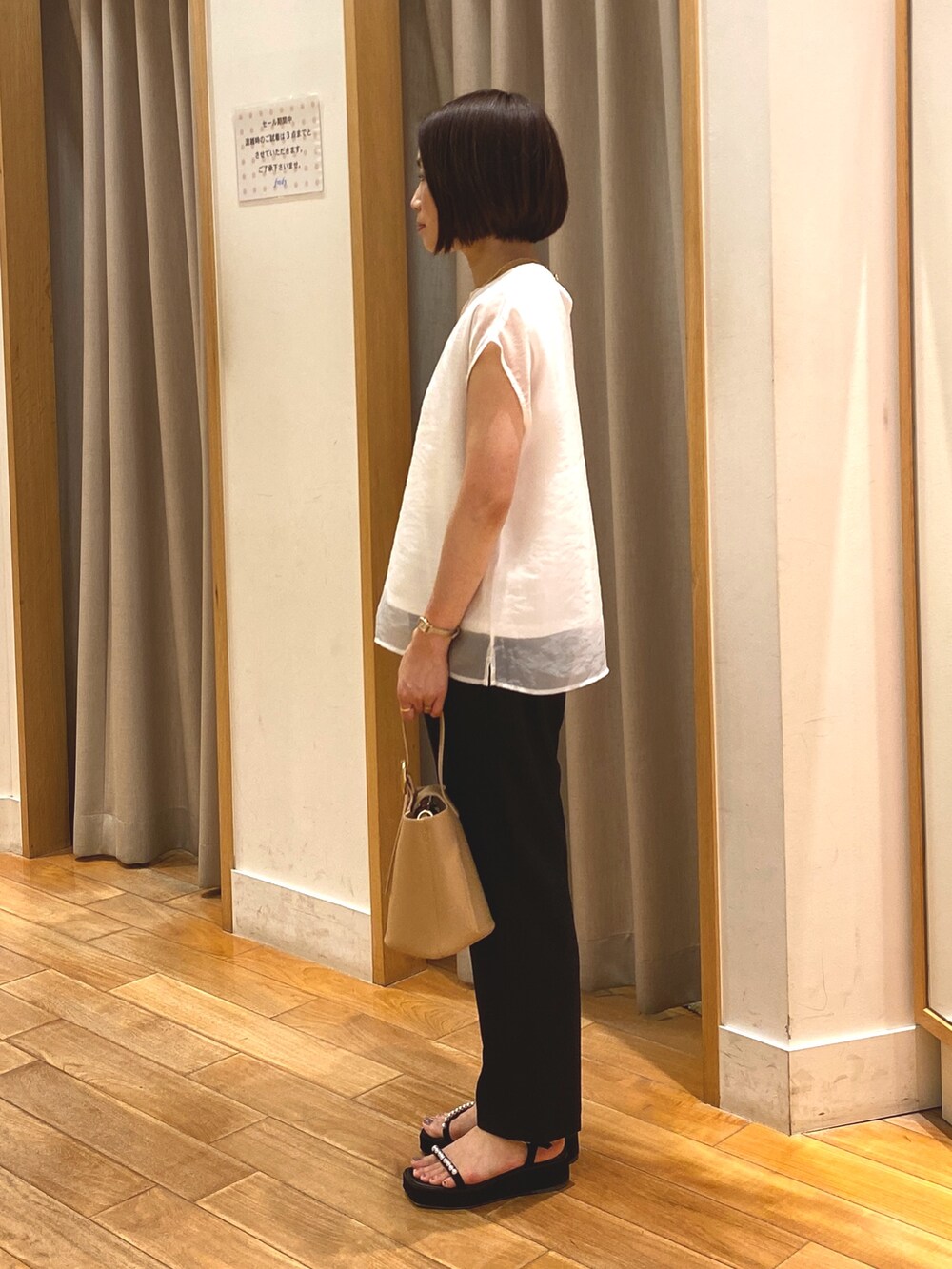 ブラック系のその他パンツ、ホワイト系のシャツ/ブラウス、ベージュ系のショルダーバッグを着用したレディースの夏コーディネートの5枚目の写真