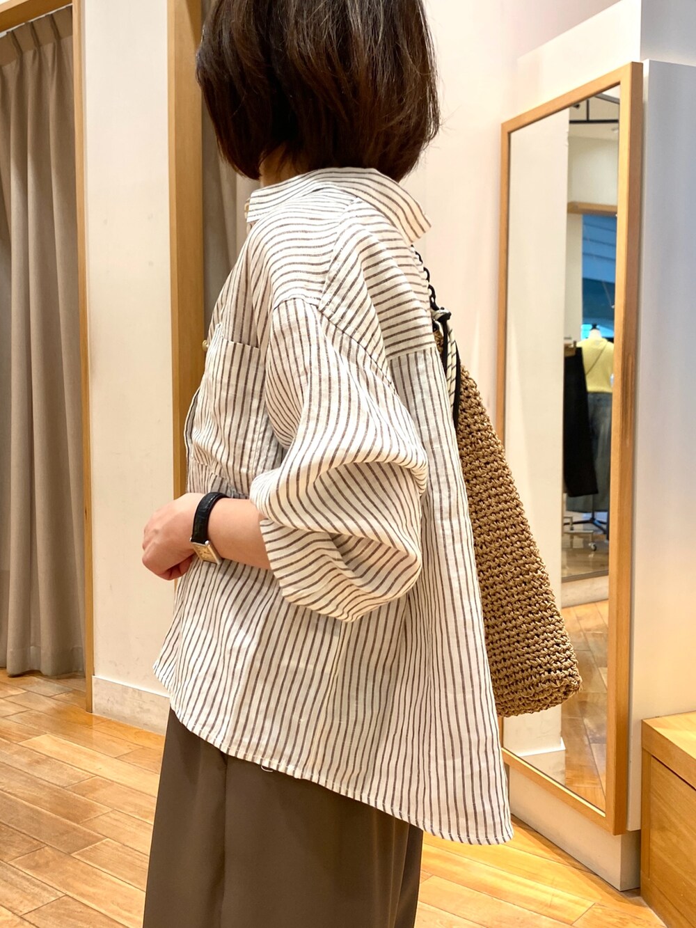 ブラウン系のその他パンツ、ベージュ系のトートバッグ、ベージュ系のシャツ/ブラウスを着用したレディースの春コーディネートの4枚目の写真