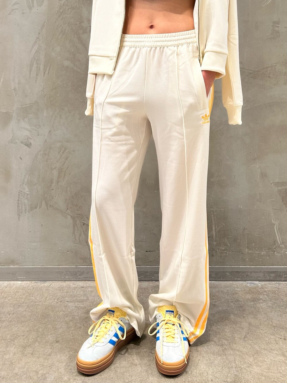 「スニーカー、セットアップ、adidas、トラックパンツ、adidas originals、トラックジャケット、クロップドトップス、厚底スニーカー、ガゼル、Tトゥシューズ」｜「adidasのプレミアム オリジナルスリブトップ（ポロシャツ、ブルー系）」を使った、MTさん（レディース・166cm）の春コーディネートの2枚目の写真