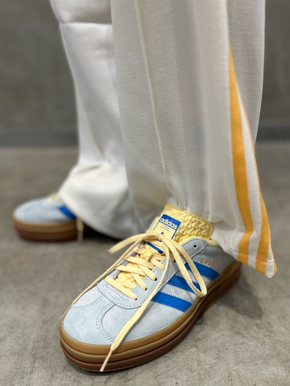 「スニーカー、セットアップ、adidas、トラックパンツ、adidas originals、トラックジャケット、クロップドトップス、厚底スニーカー、ガゼル、Tトゥシューズ」｜「adidasのプレミアム オリジナルスリブトップ（ポロシャツ、ブルー系）」を使った、MTさん（レディース・166cm）の春コーディネートの6枚目の写真