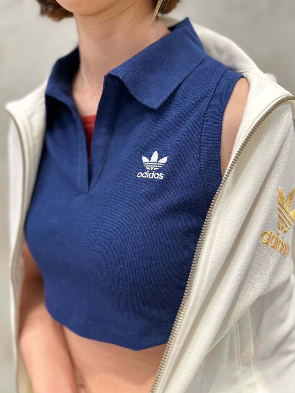 「スニーカー、セットアップ、adidas、トラックパンツ、adidas originals、トラックジャケット、クロップドトップス、厚底スニーカー、ガゼル、Tトゥシューズ」｜「adidasのプレミアム オリジナルスリブトップ（ポロシャツ、ブルー系）」を使った、MTさん（レディース・166cm）の春コーディネートの4枚目の写真