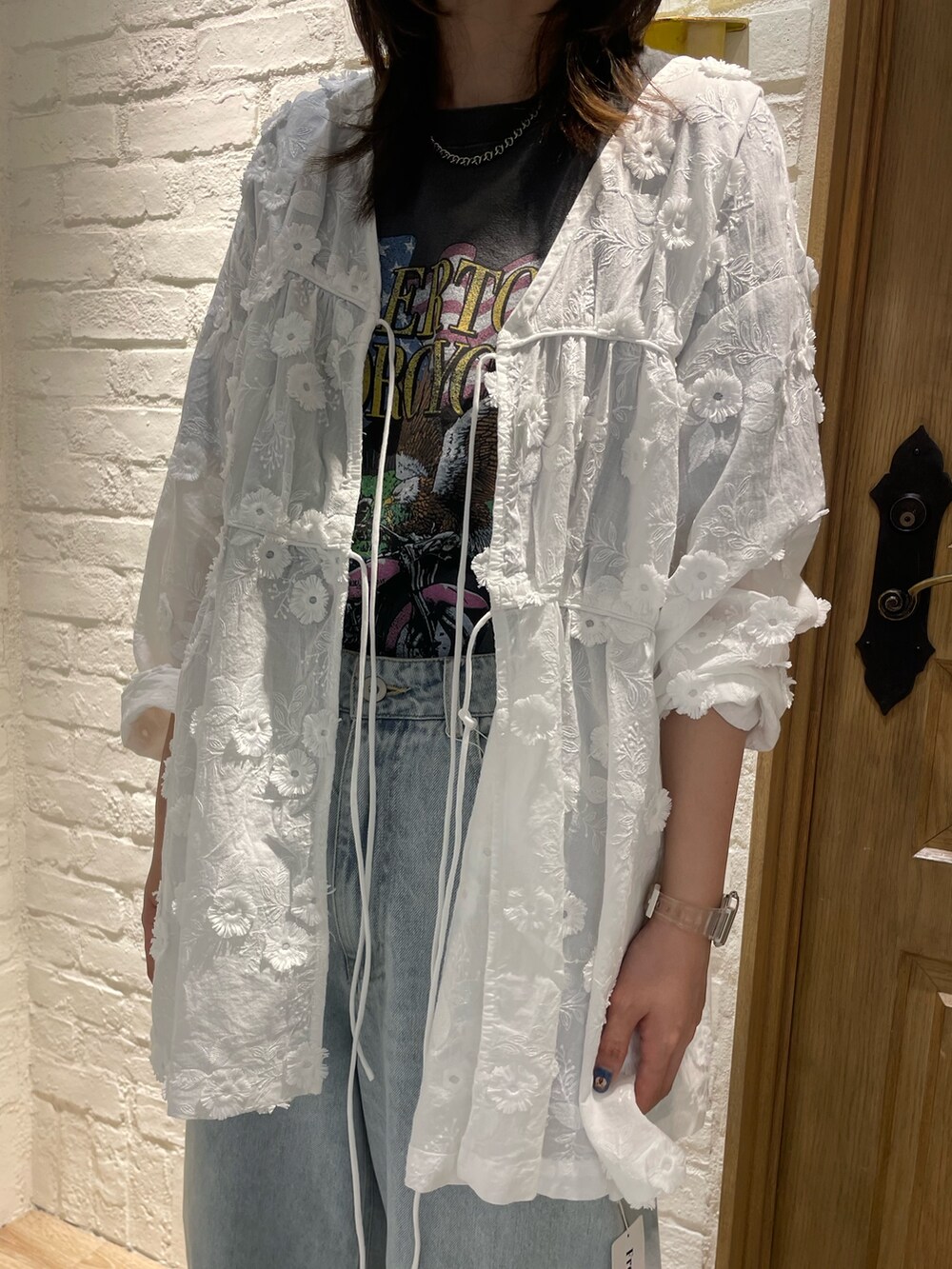 ホワイト系のシャツ/ブラウス、グレー系のTシャツ/カットソー、ブルー系のデニムパンツを着用したレディースの夏コーディネートの2枚目の写真