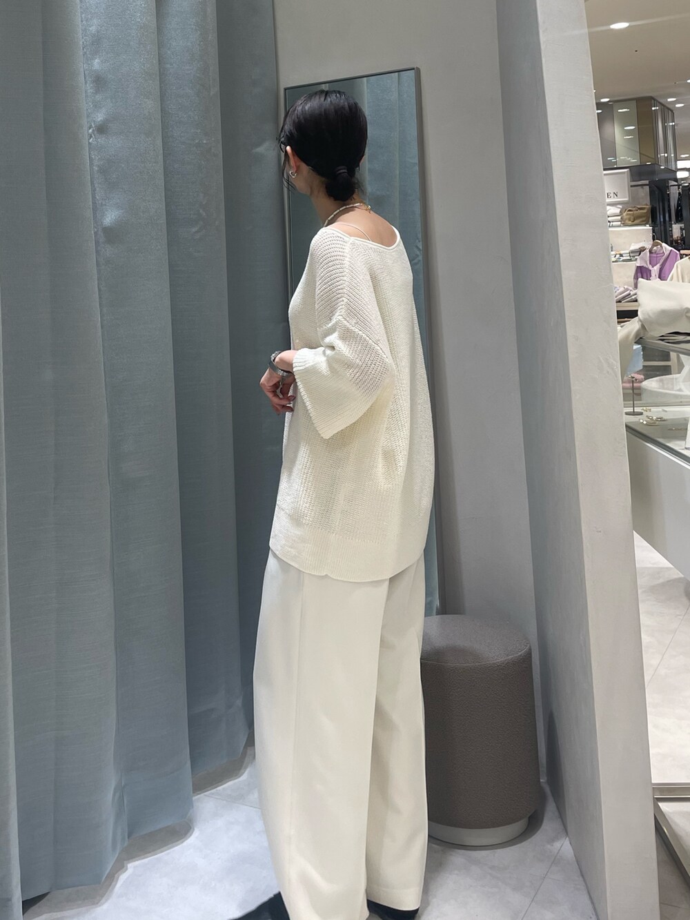 ホワイト系のキャミソール、ホワイト系のニット/セーター、グレー系のその他パンツを着用したレディースの冬コーディネートの3枚目の写真