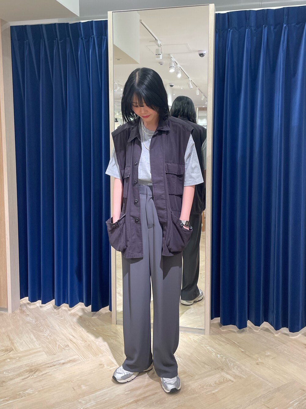 「春、春コーデ、春服、春服コーデ、カジュアル、カジュアルコーデ、カジュアルスタイル、ミリタリー、ミリタリーコーデ、ミリタリーベスト、ワントーン、ワントーンコーデ、スラックス、スラックスパンツ、スラックスコーデ」｜「fredy emueの【ROTHCO/ロスコ】BDU ベスト（ミリタリージャケット、ブラック系）」を使った、wataさん（骨格ウェーブ・レディース・164cm）の春コーディネートの2枚目の写真