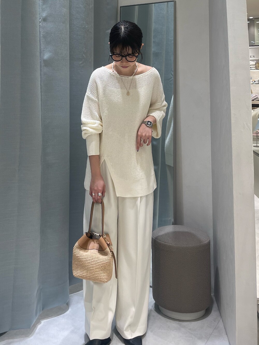 ホワイト系のキャミソール、ホワイト系のニット/セーター、グレー系のその他パンツを着用したレディースの冬コーディネートの6枚目の写真