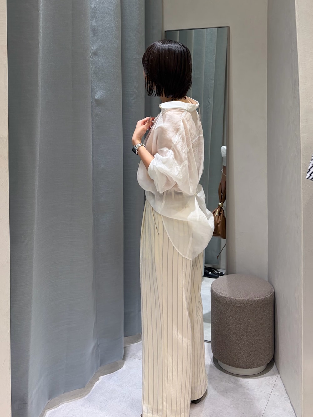 ホワイト系のシャツ/ブラウス、オレンジ系のニット/セーター、ホワイト系のその他パンツを着用したレディースの夏コーディネートの5枚目の写真