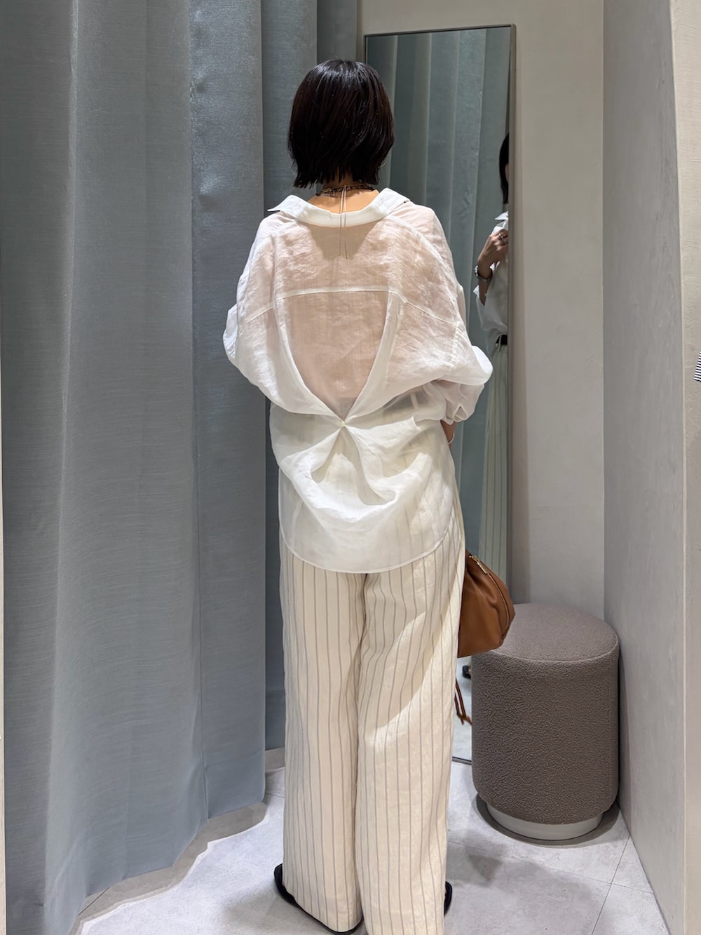 ホワイト系のシャツ/ブラウス、オレンジ系のニット/セーター、ホワイト系のその他パンツを着用したレディースの夏コーディネートの4枚目の写真