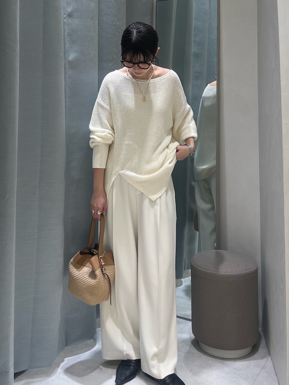 ホワイト系のキャミソール、ホワイト系のニット/セーター、グレー系のその他パンツを着用したレディースの冬コーディネートの2枚目の写真