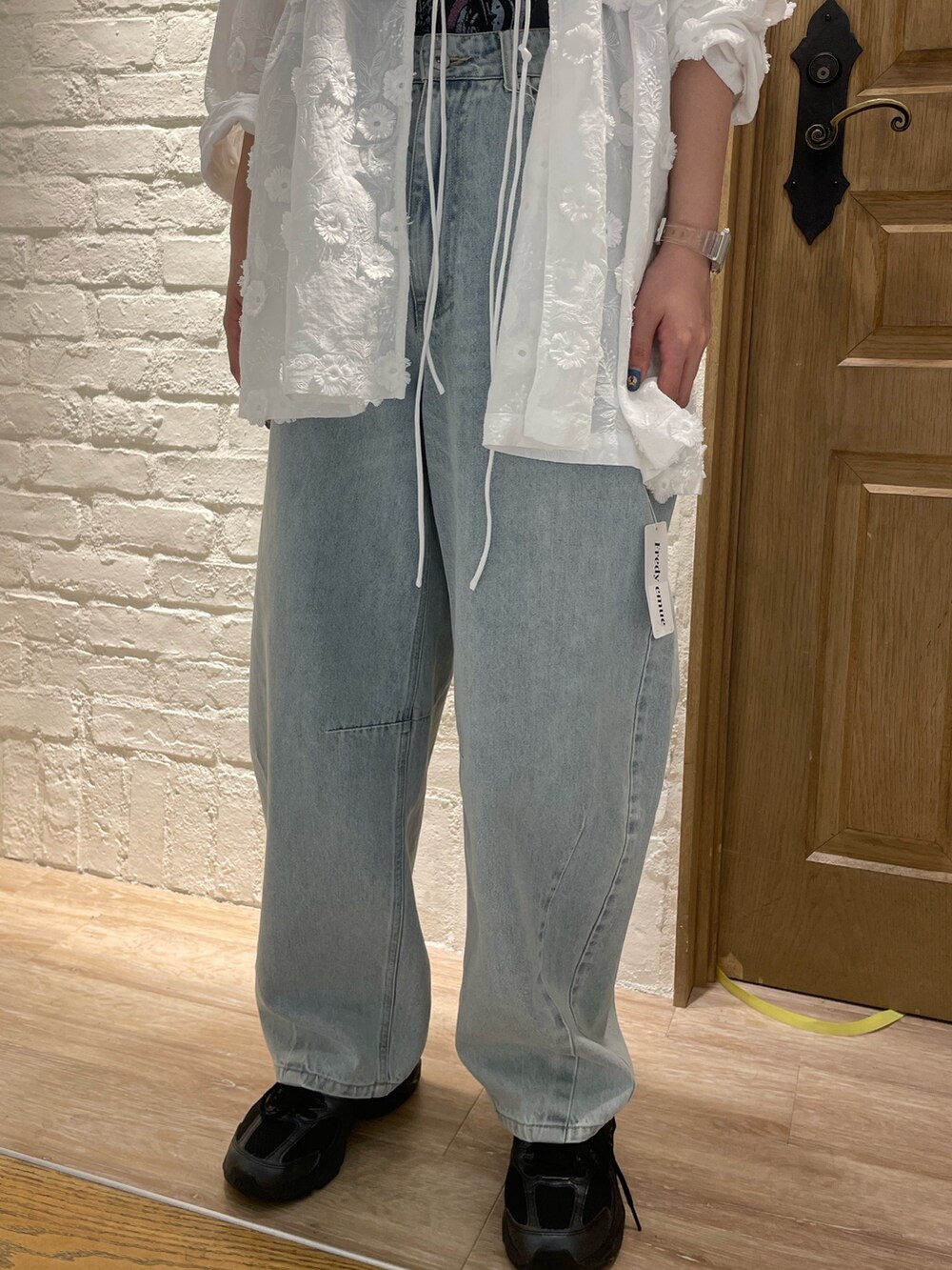 ホワイト系のシャツ/ブラウス、グレー系のTシャツ/カットソー、ブルー系のデニムパンツを着用したレディースの夏コーディネートの3枚目の写真