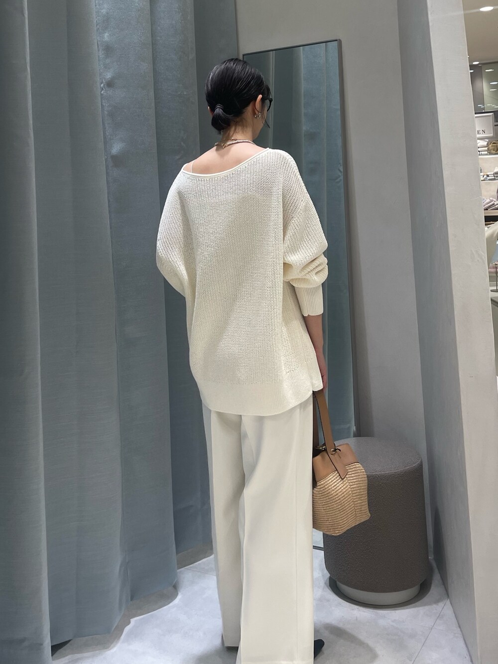 ホワイト系のキャミソール、ホワイト系のニット/セーター、グレー系のその他パンツを着用したレディースの冬コーディネートの5枚目の写真