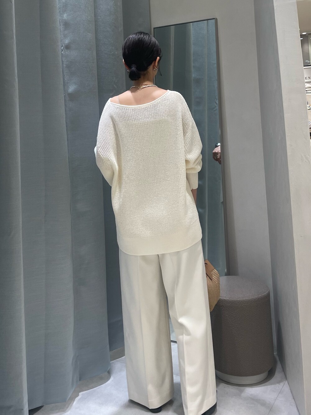 ホワイト系のキャミソール、ホワイト系のニット/セーター、グレー系のその他パンツを着用したレディースの冬コーディネートの4枚目の写真