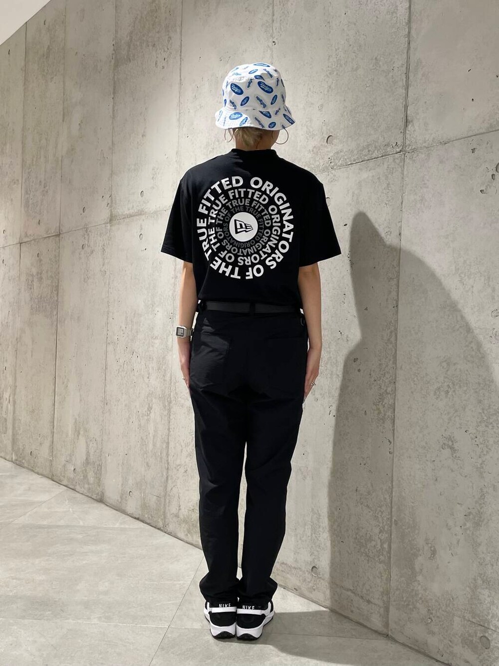 ブラック系のスニーカー、ブラック系のその他パンツ、ブラック系のTシャツ/カットソーを着用したレディースの春コーディネートの3枚目の写真