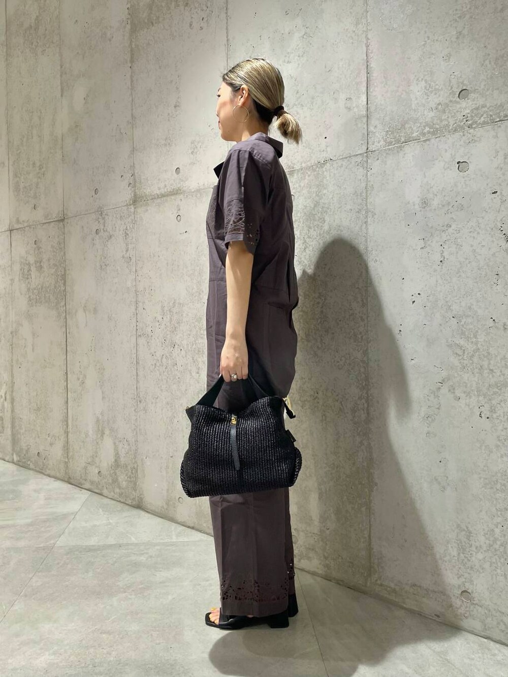 ブラウン系のサロペット/オーバーオールを着用したレディースの春コーディネートの4枚目の写真