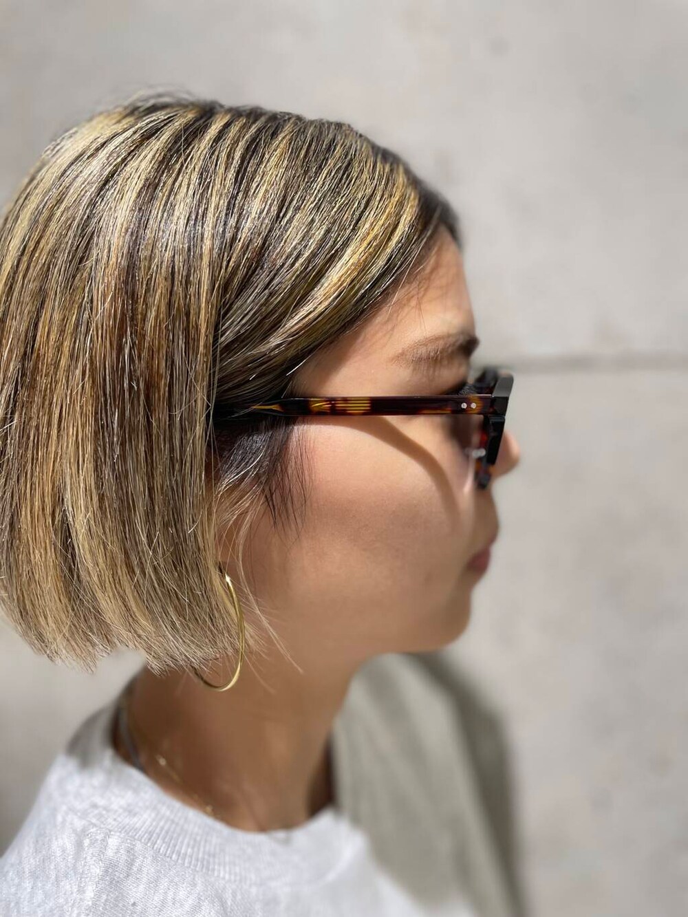 グレー系のTシャツ/カットソー、その他のメガネを着用したレディースの夏コーディネートの2枚目の写真