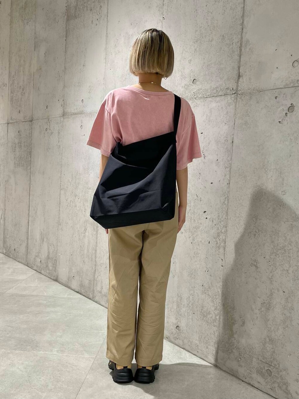 ピンク系のTシャツ/カットソー、ベージュ系のその他パンツを着用したレディースの夏コーディネートの3枚目の写真