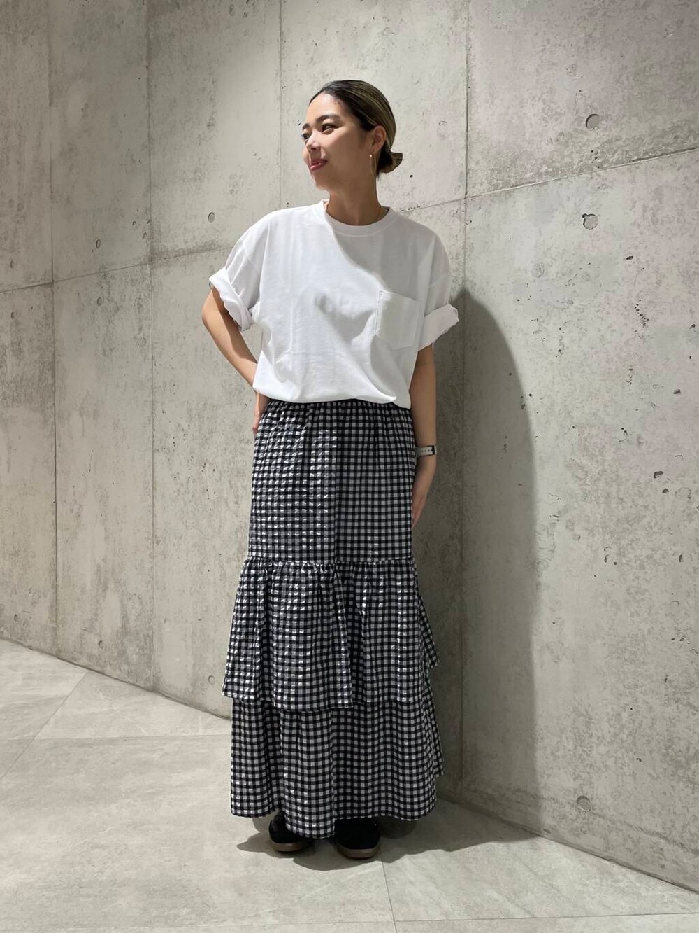 その他のスカートを着用したレディースの夏コーディネートの6枚目の写真