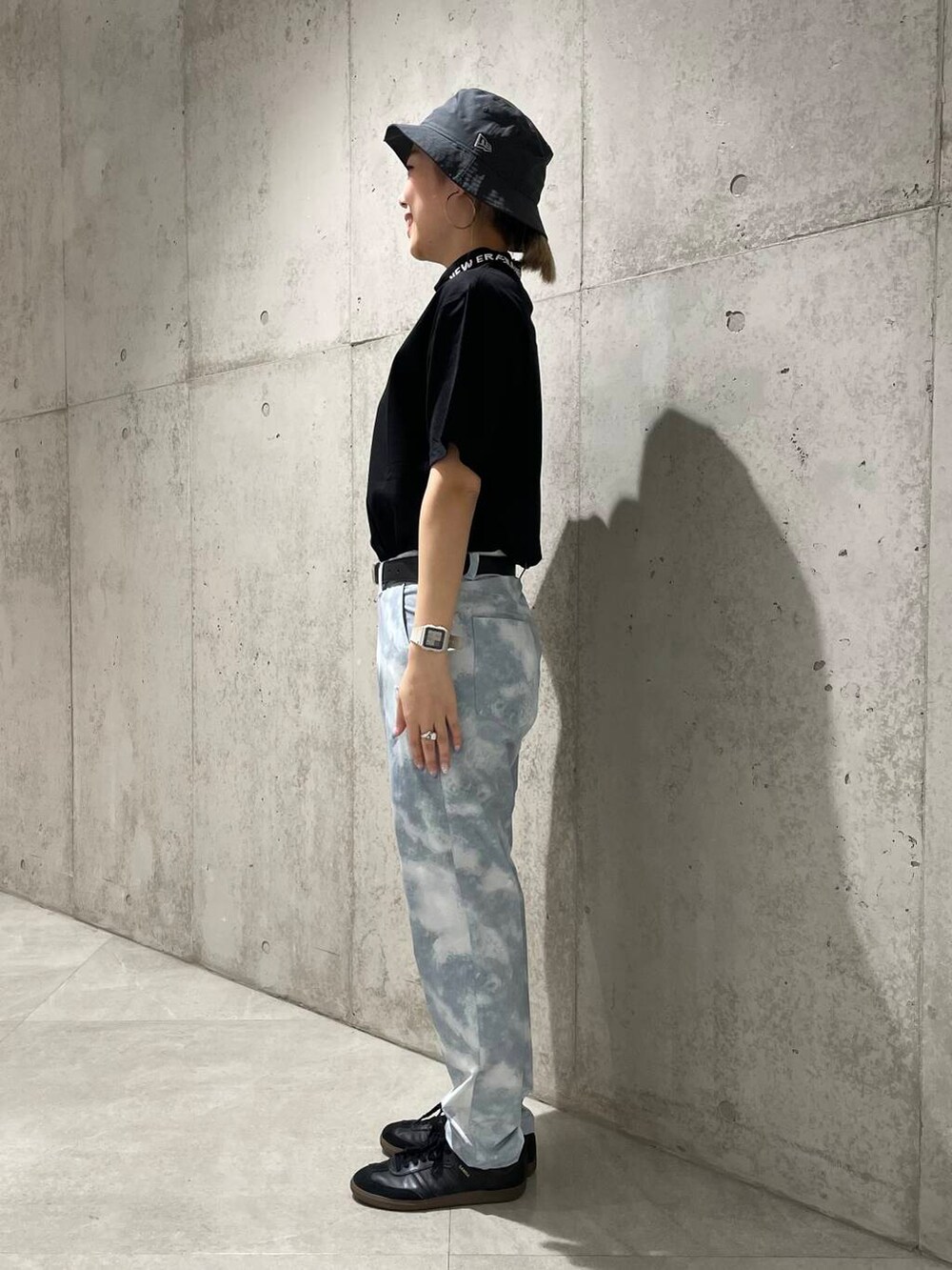 ブラック系のTシャツ/カットソー、その他のその他パンツ、グレー系のハットを着用したレディースの春コーディネートの2枚目の写真