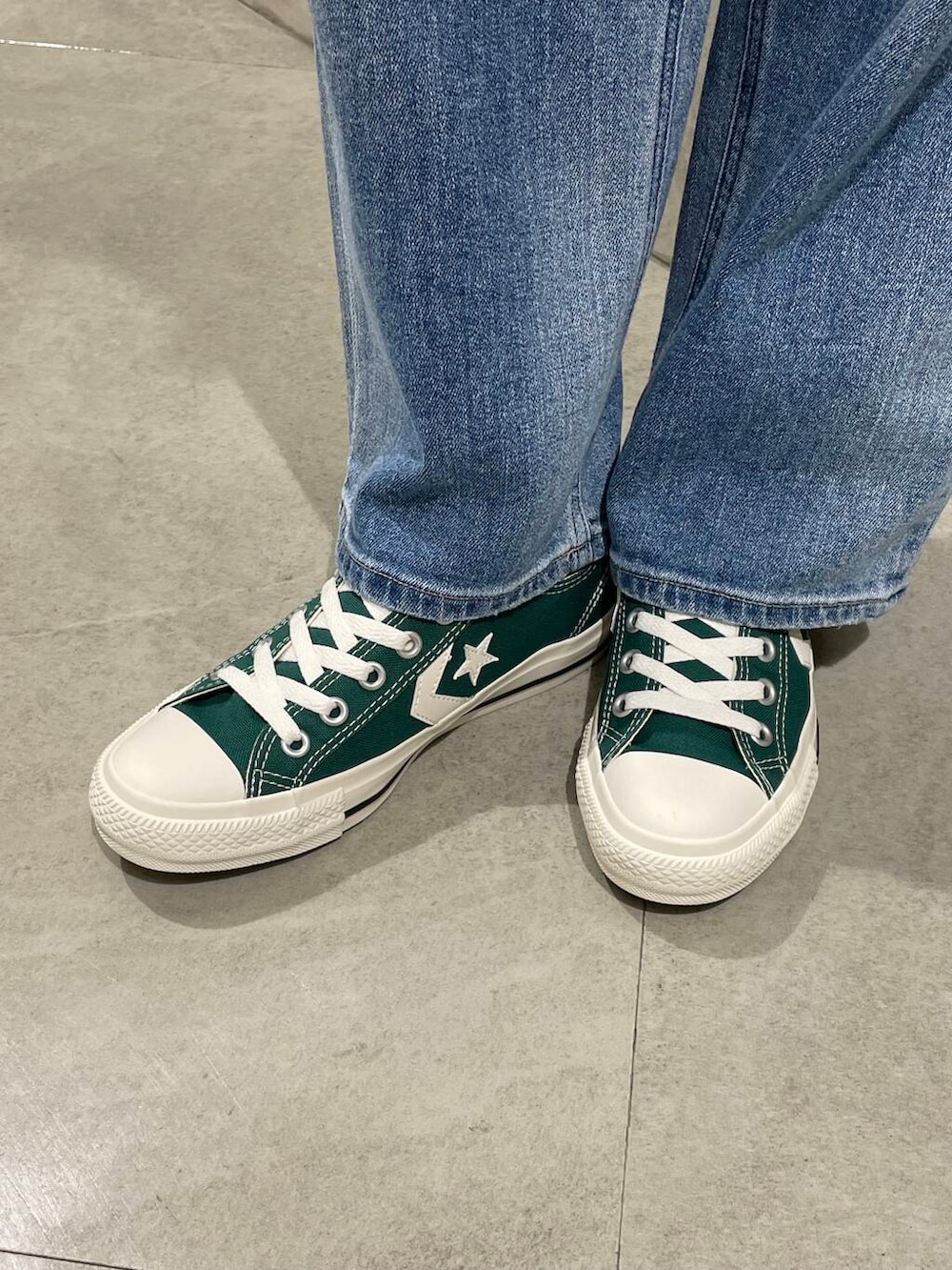 グリーン系のスニーカー、ブルー系のデニムパンツ、グリーン系のTシャツ/カットソーを着用したレディースの夏コーディネートの4枚目の写真