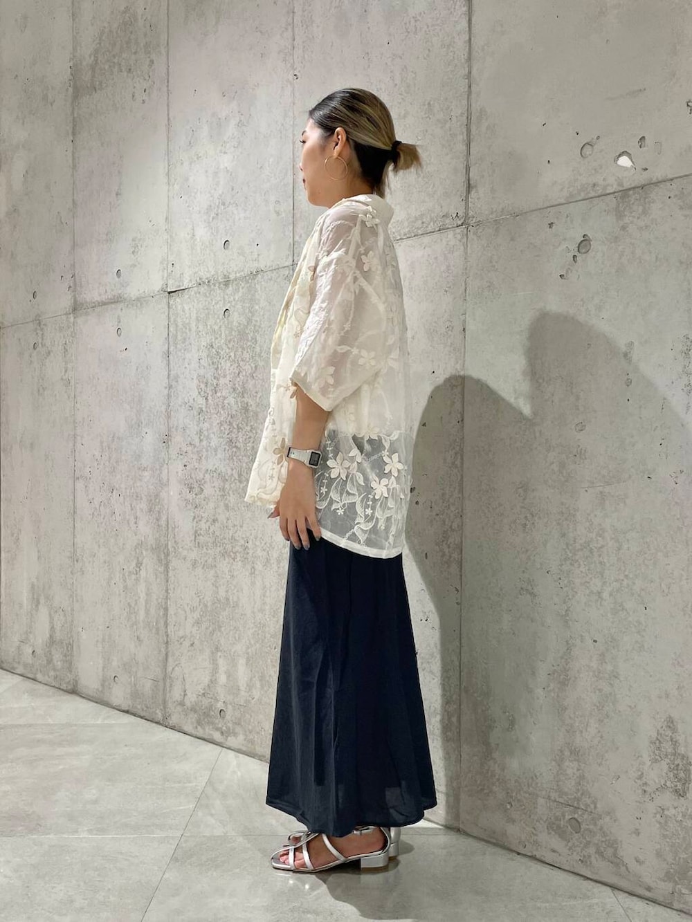 ホワイト系のタンクトップ、シルバー系のサンダル、グレー系のスカートを着用したレディースの夏コーディネートの2枚目の写真