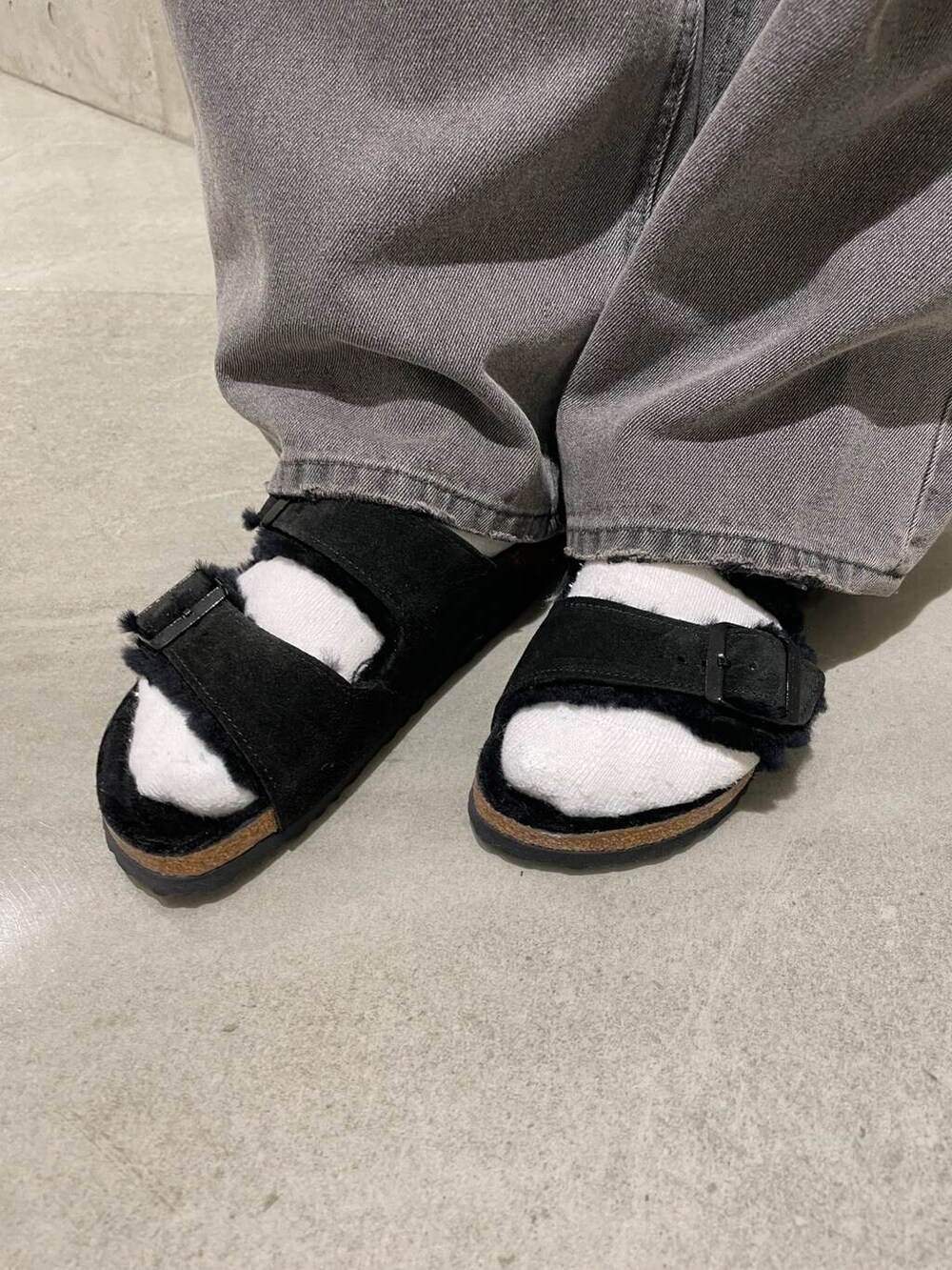 ブラック系のサンダル、ベージュ系のサンダルを着用したレディースの夏コーディネートの4枚目の写真
