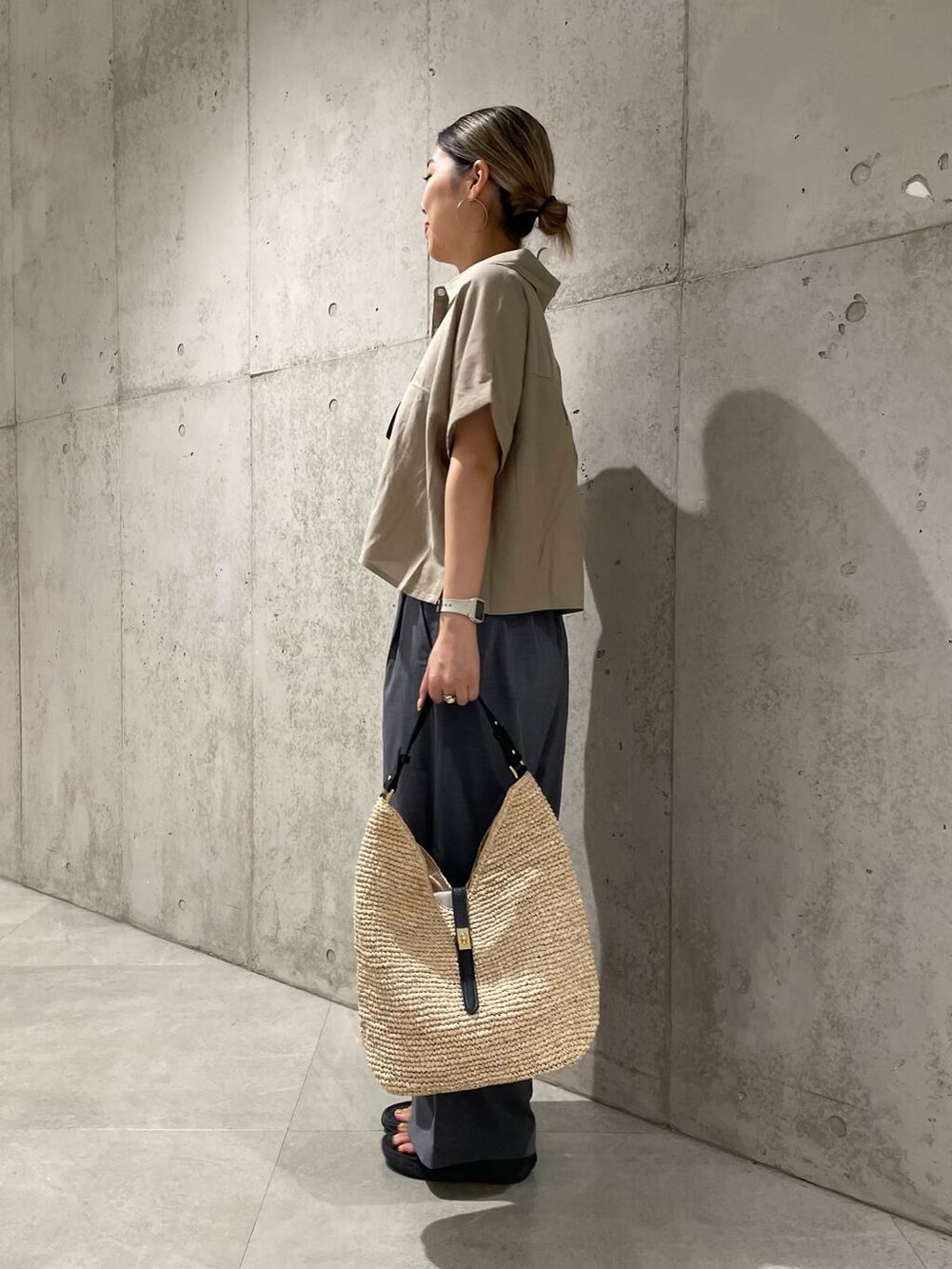 ベージュ系のショルダーバッグ、グレー系のその他パンツ、ベージュ系のシャツ/ブラウスを着用したレディースの夏コーディネートの3枚目の写真