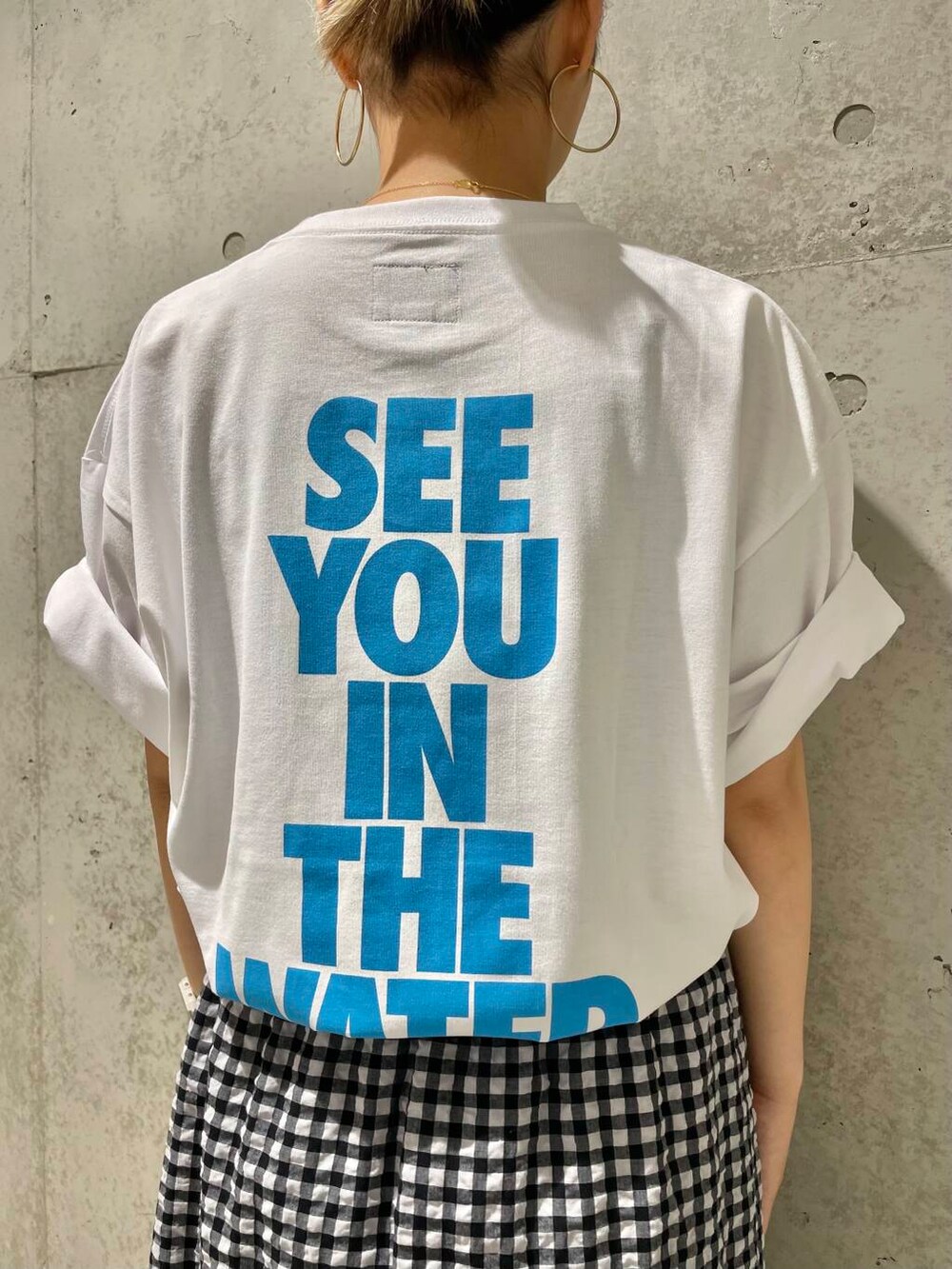 その他のスカートを着用したレディースの夏コーディネートの8枚目の写真