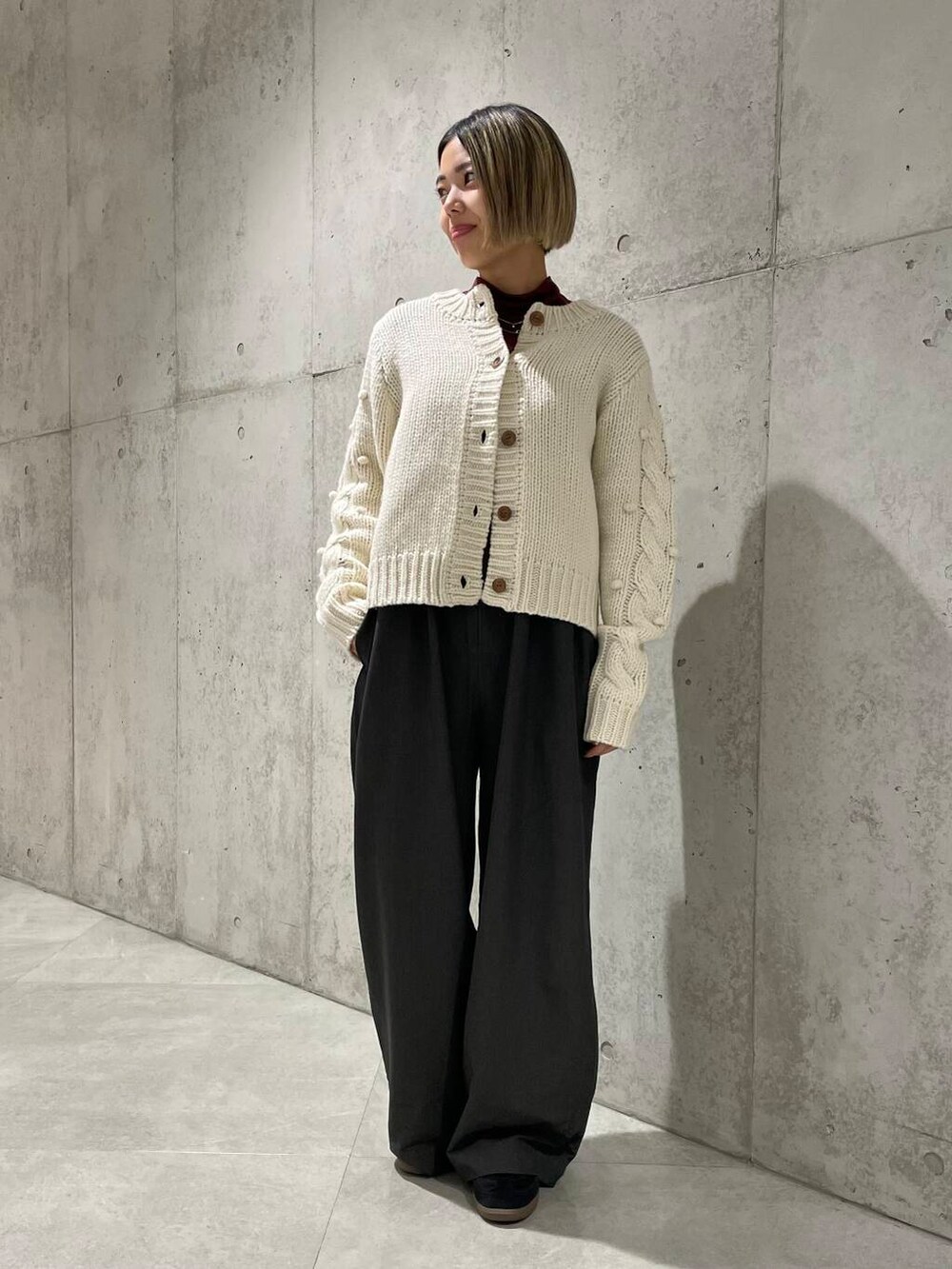 ブラック系のサロペット/オーバーオール、グレー系のサロペット/オーバーオール、ホワイト系のカーディガン/ボレロを着用したレディースの秋コーディネートの2枚目の写真