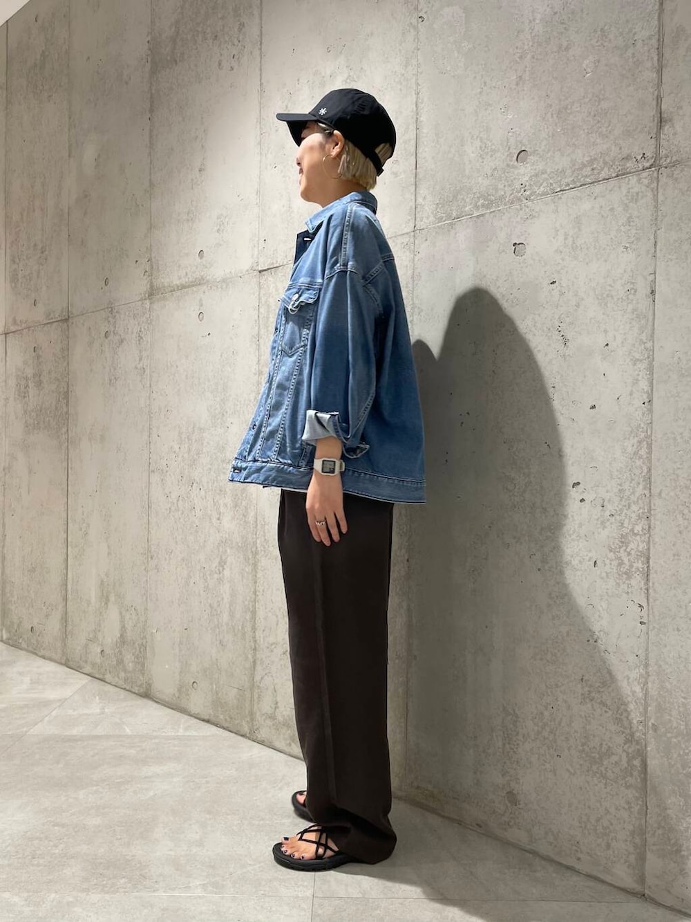 ブラウン系のその他パンツ、レッド系のTシャツ/カットソー、ブルー系のデニムジャケットを着用したレディースの夏コーディネートの2枚目の写真