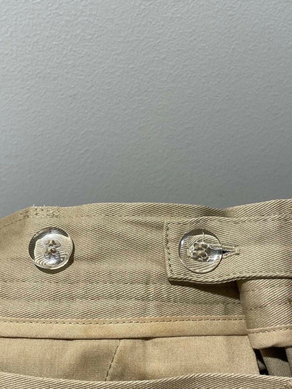 ピンク系のTシャツ/カットソー、ベージュ系のその他パンツを着用したレディースの夏コーディネートの4枚目の写真