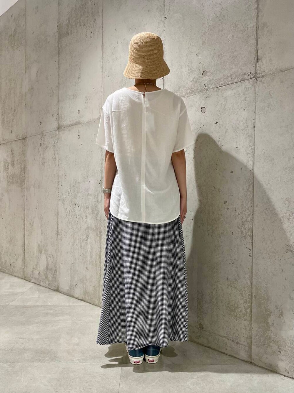 グレー系のスニーカー、イエロー系のタンクトップ、ホワイト系のシャツ/ブラウスを着用したレディースの夏コーディネートの3枚目の写真