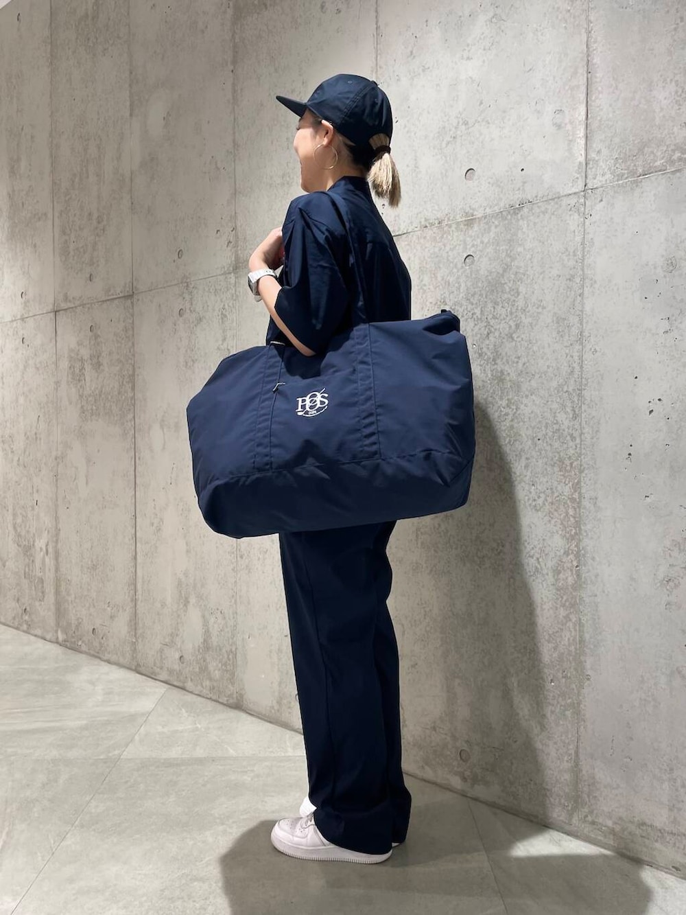 ブルー系のトートバッグ、ブルー系のシャツ/ブラウス、ブルー系のその他パンツを着用したレディースの春コーディネートの2枚目の写真