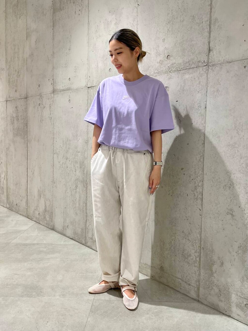 ホワイト系のその他シューズ、ホワイト系のその他パンツ、ホワイト系のタンクトップを着用したレディースの夏コーディネートの2枚目の写真