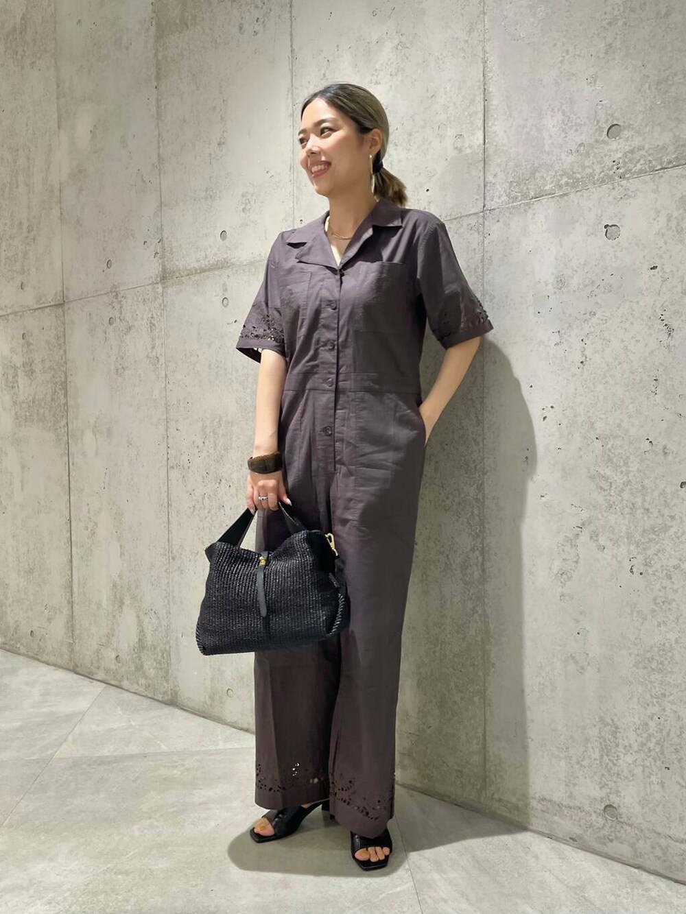 ブラウン系のサロペット/オーバーオールを着用したレディースの春コーディネートの2枚目の写真